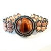 Tijgeroog armband met handgeweven kralenband en Czech Ginkgo kralen