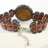 Tijgeroog armband met handgeweven kralenband en Czech Ginkgo kralen
