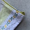 Toilettasje / etui gemaakt van vintage kant en band