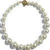 Trendy halsketting, écru glasparels en acrylparels. Handgeregen ketting, grote écru kralen, goudkleurige kapittelsluiting.