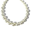 Trendy halsketting, écru glasparels en acrylparels. Handgeregen ketting, grote écru kralen, goudkleurige kapittelsluiting.