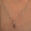 Zilverkleurige stainless steel ketting met lichtgrijze glazen bedel