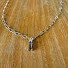 Zilverkleurige stainless steel ketting met lichtgrijze glazen bedel