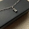 Zilverkleurige stainless steel ketting met lichtgrijze glazen bedel