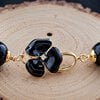 Zwarte Elegantie & Gouden Bloemen, handgeweven ketting met lavasteen en obsidiaan