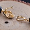 Zwarte Elegantie & Gouden Bloemen, handgeweven ketting met lavasteen en obsidiaan