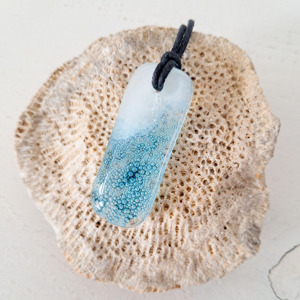Handgemaakte hanger van ersmolten glas in aqua turquoise blauw en wit, zeegezicht,zee hanger, kustlijn hanger, inclusief verstelbare ketting.