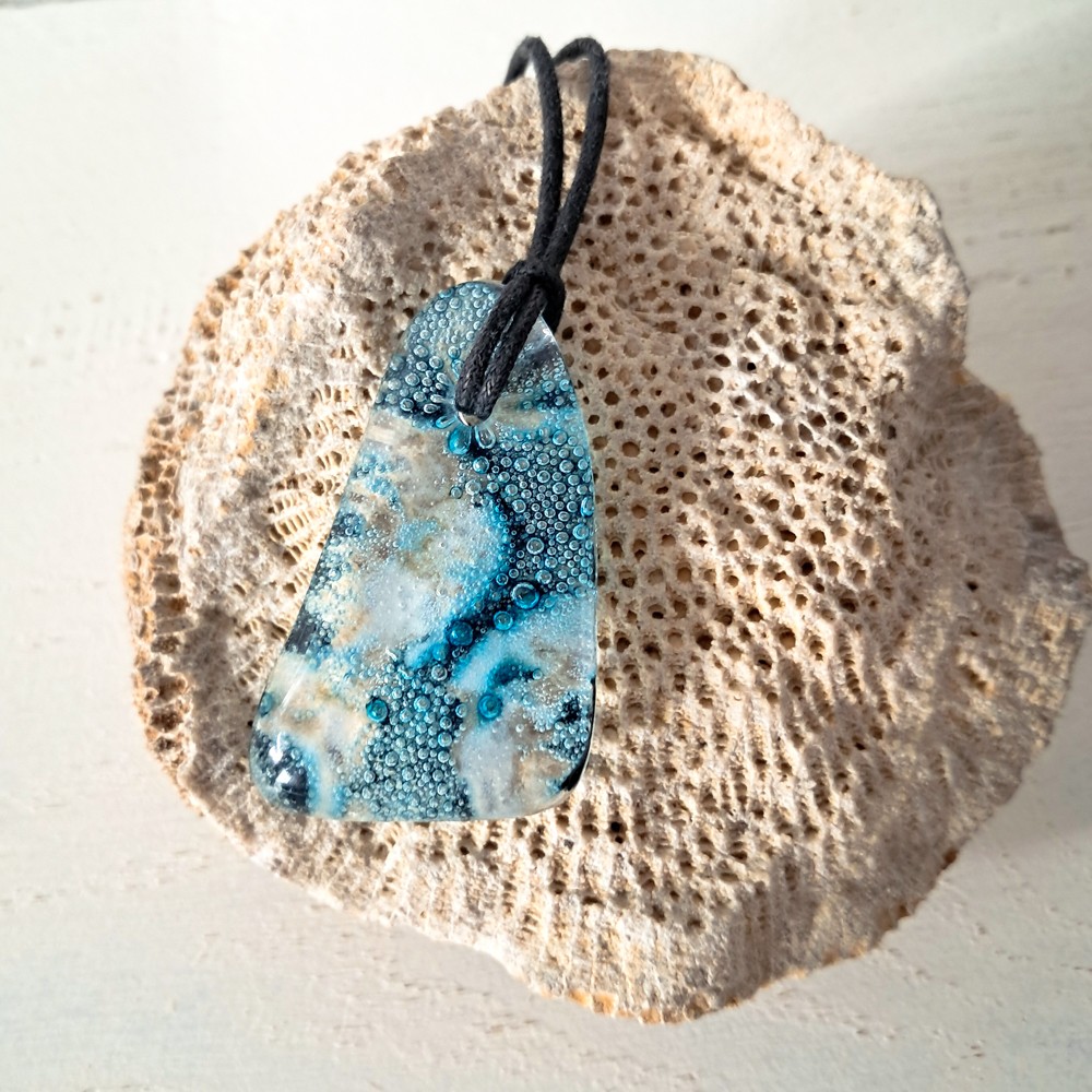 Handgemaakte hanger van versmolten glas in aqua turquoise blauw en wit, inclusief verstelbare ketting.