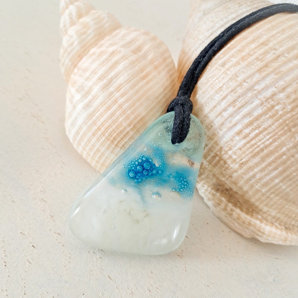 Handgemaakte hanger van versmolten glas in aqua turquoise blauw groen en wit,zeegezicht,kustlijn, inclusief verstelbare ketting.