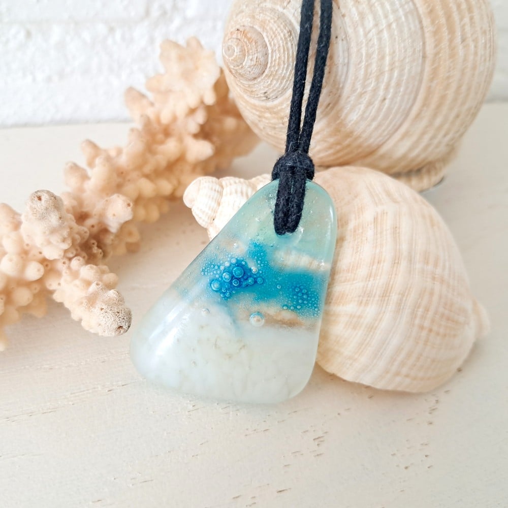 Handgemaakte hanger van versmolten glas in aqua turquoise blauw groen en wit,zeegezicht,kustlijn, inclusief verstelbare ketting.