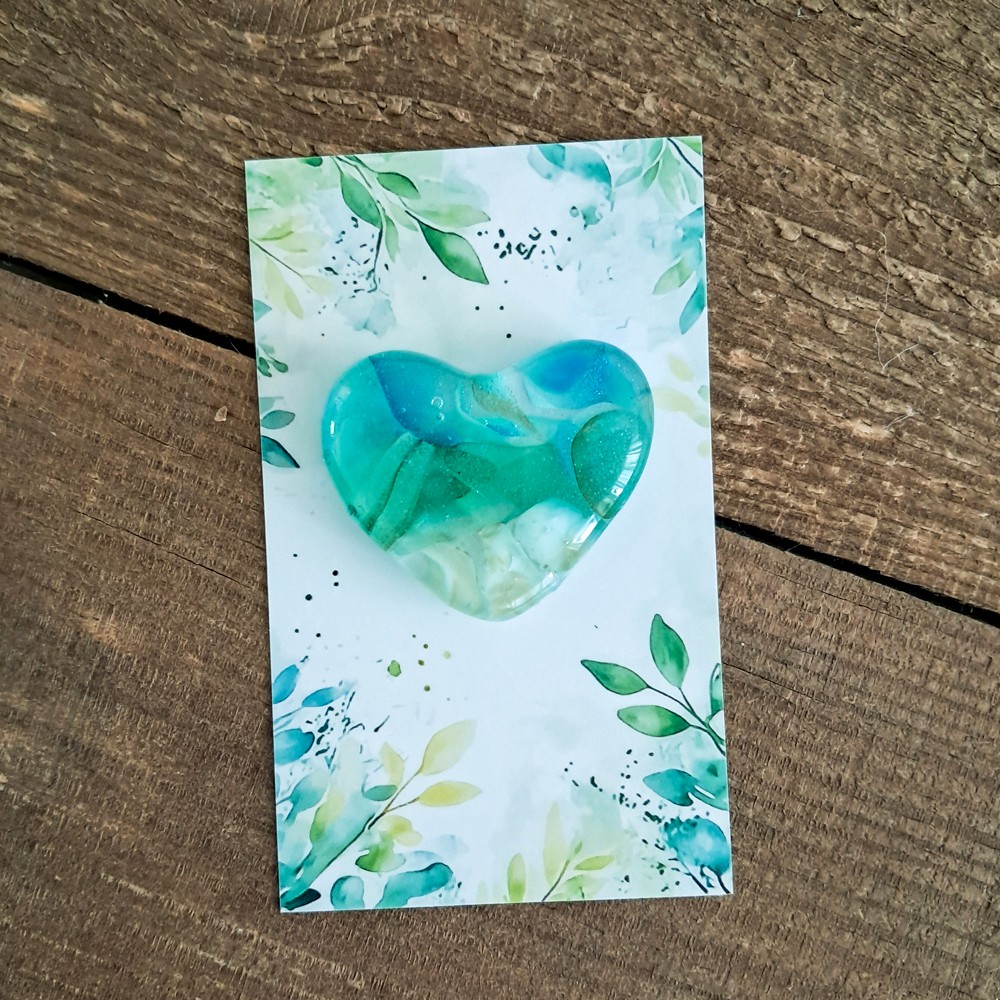 Handgemaakt glazen hartje op cadeau kaartje. Hartje zeezicht. - 154200 Handgemaakt glazen hartje op cadeau kaartje. Hartje zeezicht.
