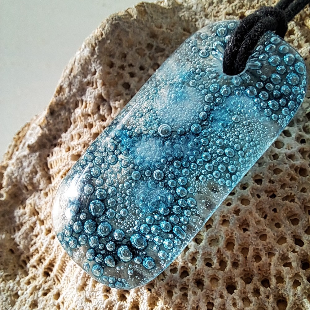 Handgemaakte hanger van gesmolten glas in aqua turquoise blauw, inclusief verstelbare ketting.