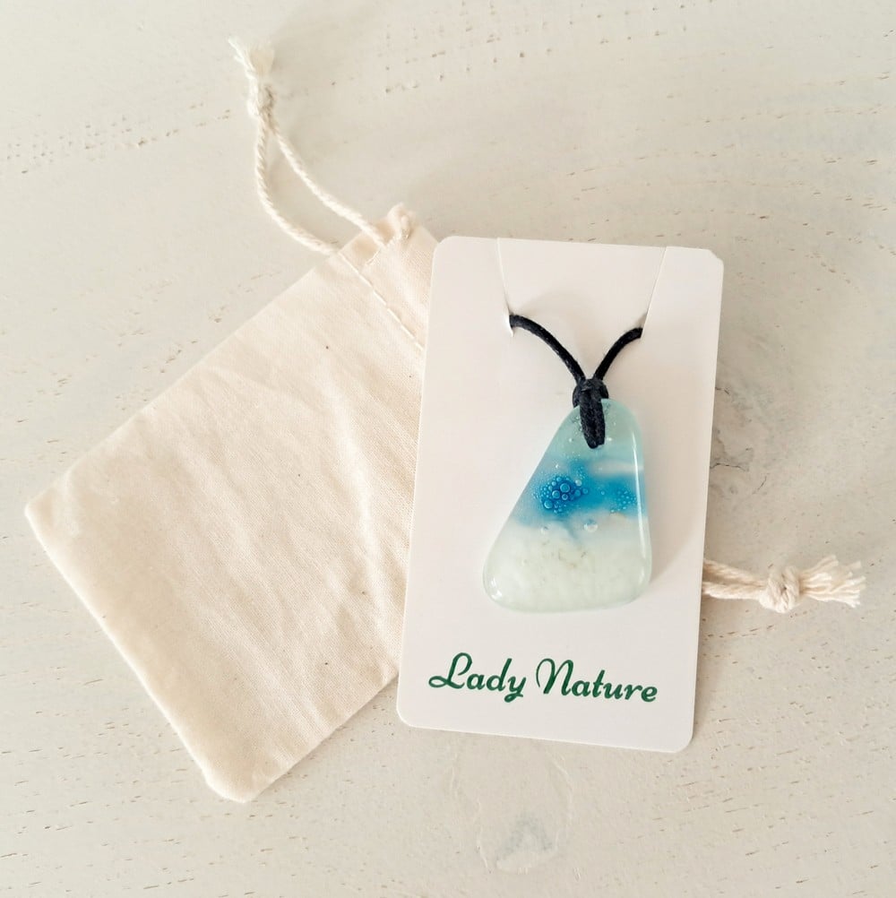 Handgemaakte hanger van versmolten glas in aqua turquoise blauw groen en wit,zeegezicht,kustlijn, inclusief verstelbare ketting.