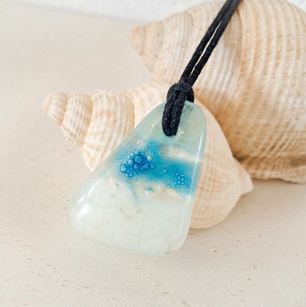 Handgemaakte hanger van versmolten glas in aqua turquoise blauw groen en wit,zeegezicht,kustlijn, inclusief verstelbare ketting.