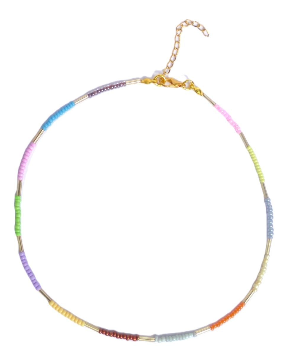 Ketting met kleine glaskralen met goudkleurige glasstaafjes. Handgema⦠- 136822 Ketting met kleine glaskralen met goudkleurige glasstaafjes. Handgemaakte halsketting, boho chic, Ibiza strand halssieraad, Per Elle sieraad
