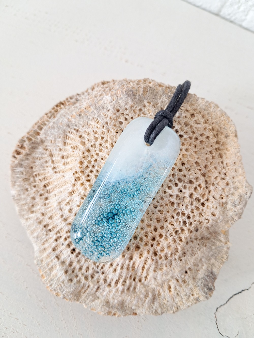 Handgemaakte hanger van ersmolten glas in aqua turquoise blauw en wit, zeegezicht,zee hanger, kustlijn hanger, inclusief verstelbare ketting.