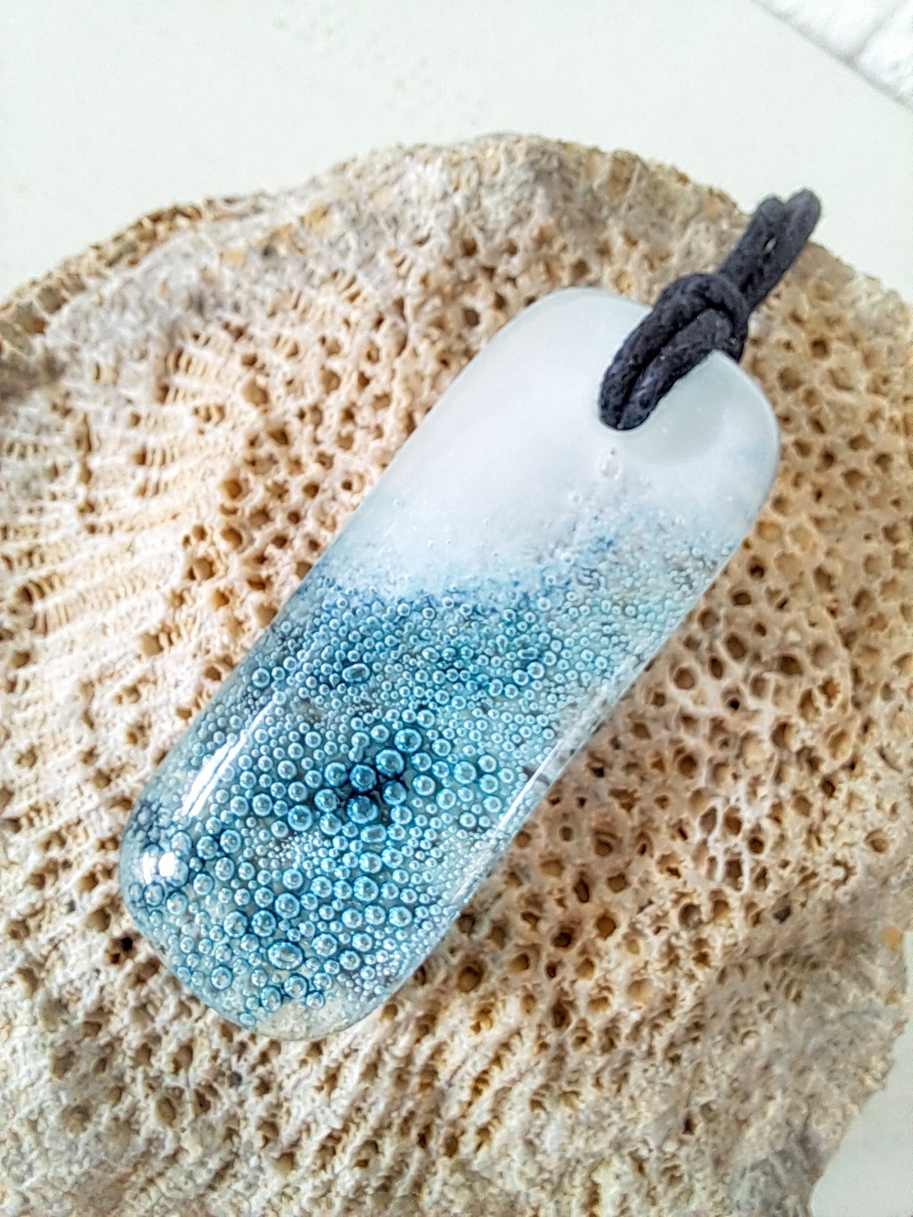 Handgemaakte hanger van ersmolten glas in aqua turquoise blauw en wit, zeegezicht,zee hanger, kustlijn hanger, inclusief verstelbare ketting.