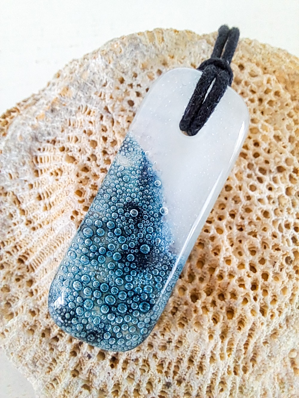 Handgemaakte hanger van versmolten glas in zee blauw  en wit, zeegezicht, kustlijn hanger, inclusief verstelbare ketting.