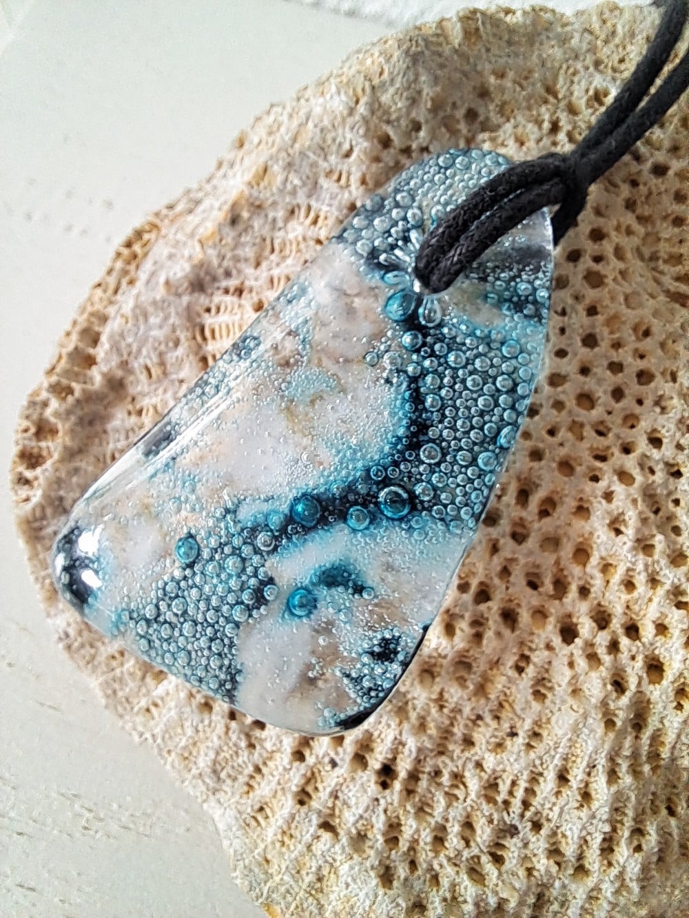 Handgemaakte hanger van versmolten glas in aqua turquoise blauw en wit, inclusief verstelbare ketting.