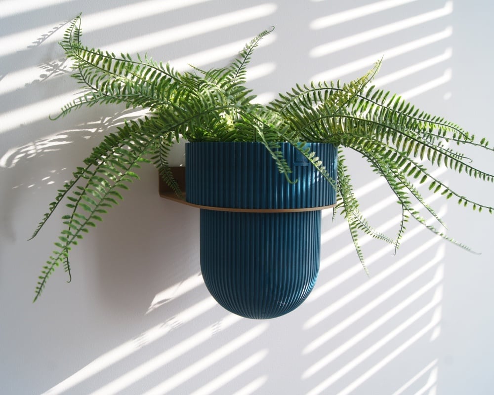 STERKSTAEL Flora S Eco Pot Petrol Green - bloempothouder - kleur houder goud - kleur pot donkergroen - inclusief bloempot ø12cm - poedercoating - staal