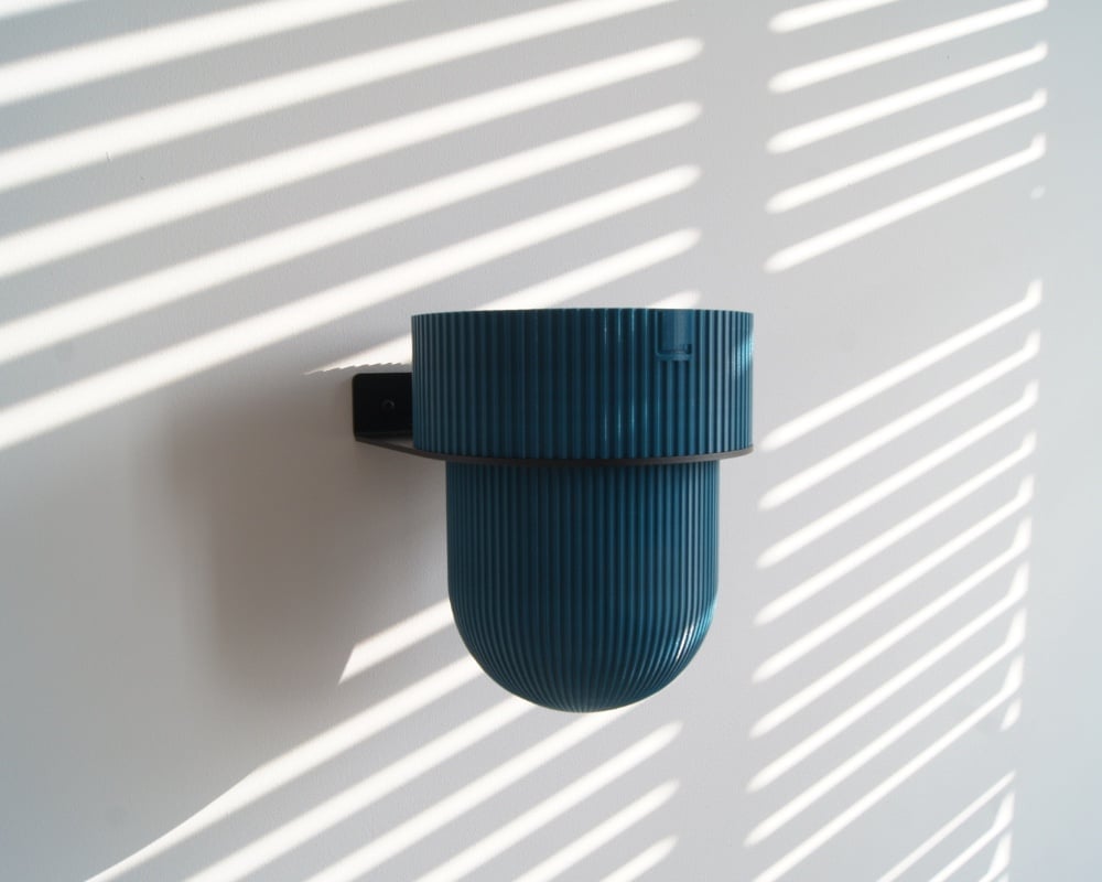 STERKSTAEL Flora S Eco Pot Petrol Green - bloempothouder - kleur houder zwart - kleur pot donkergroen - inclusief bloempot ø12cm - poedercoating - staal