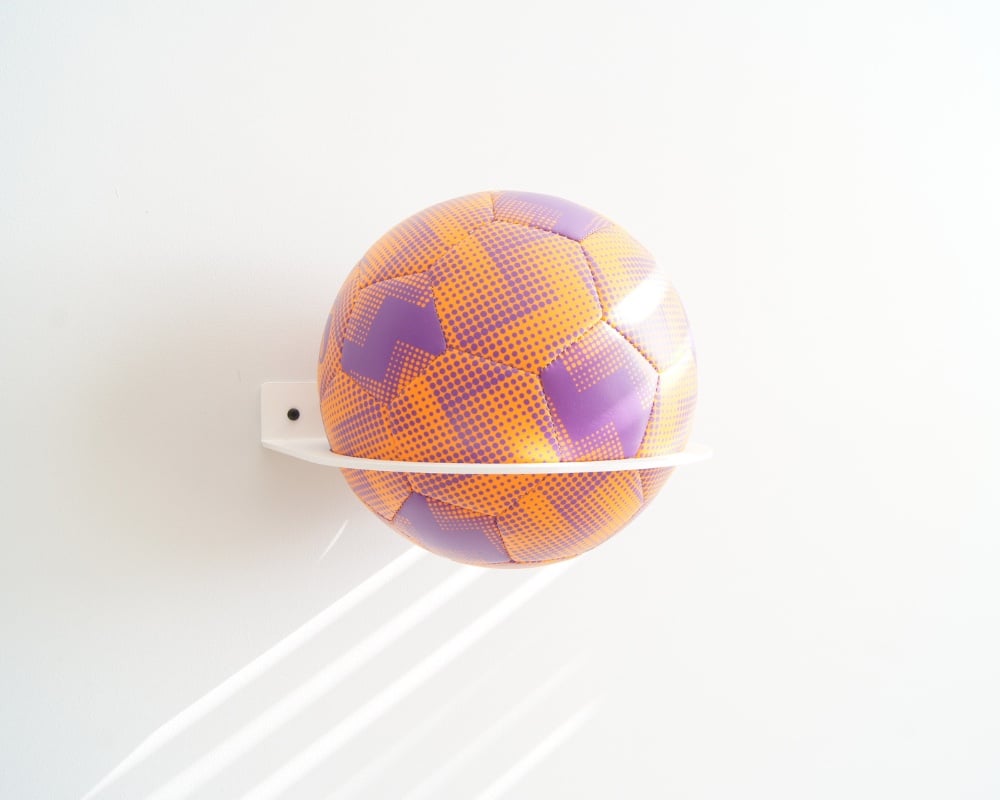 STERKSTAEL Ball Blanc ø 20cm - industriële balhouder muur - wandbevestiging - kleur wit - poedercoating - staalbalhouder, bal houder, bal aan de muur, muurbeugel bal, balring, ring houder, balkenrek, ballen rek, balrek, bal rek