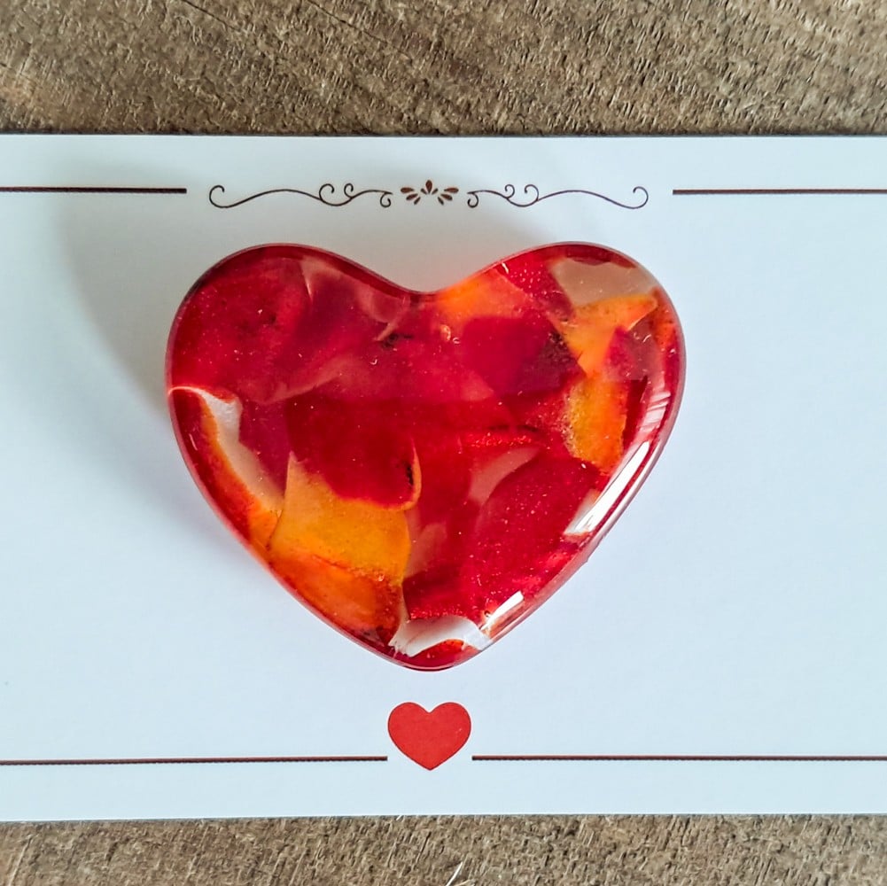 Handgemaakt glazen hartje op cadeau kaartje. Hartje ik hou van jou.