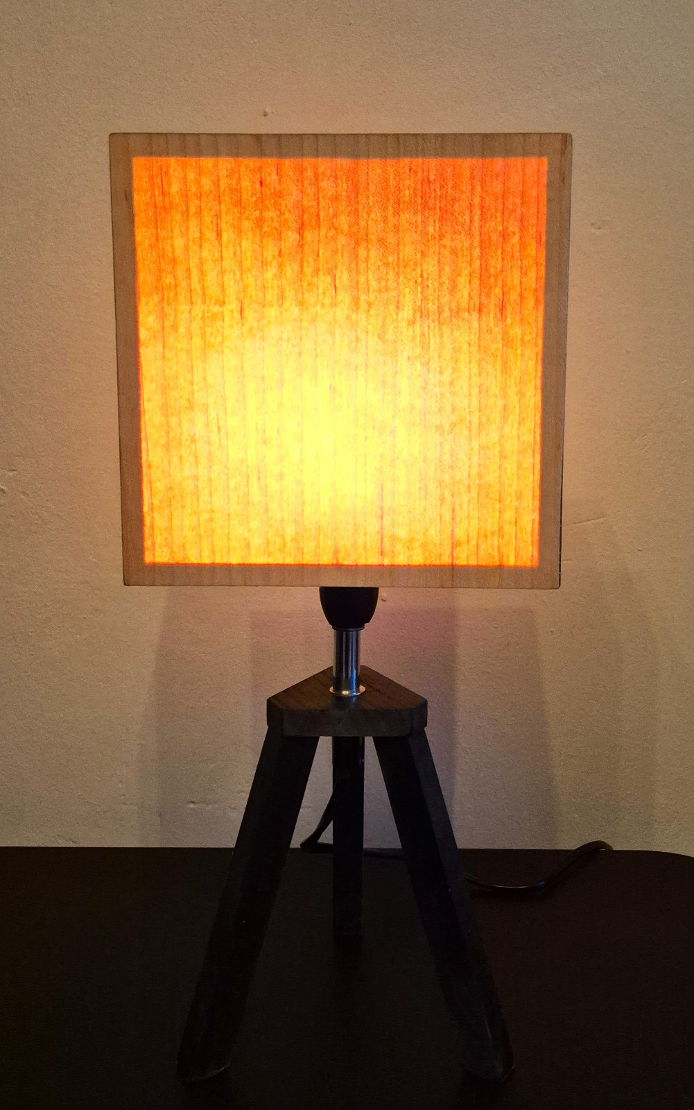 Fineerlamp op een zwarte houten voet