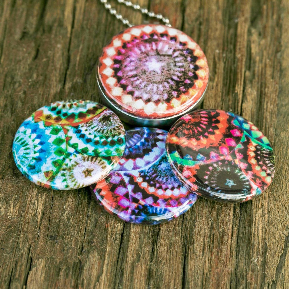 Foto medaillon ketting met 4 verschillende verwisselbare voorkanten met kunstfoto`s  in verschillende tinten,