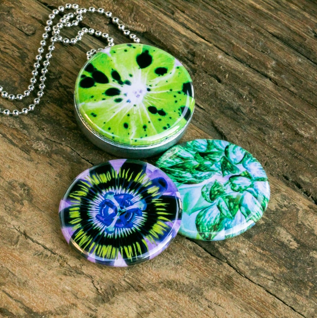 Fotomedaillon ketting met drie verschillende verwisselbare voorkanten met close up foto`s van buitenaards aandoende bloemen,nachtbloemen Voor het dicht bij je dragen van je favoriete foto.