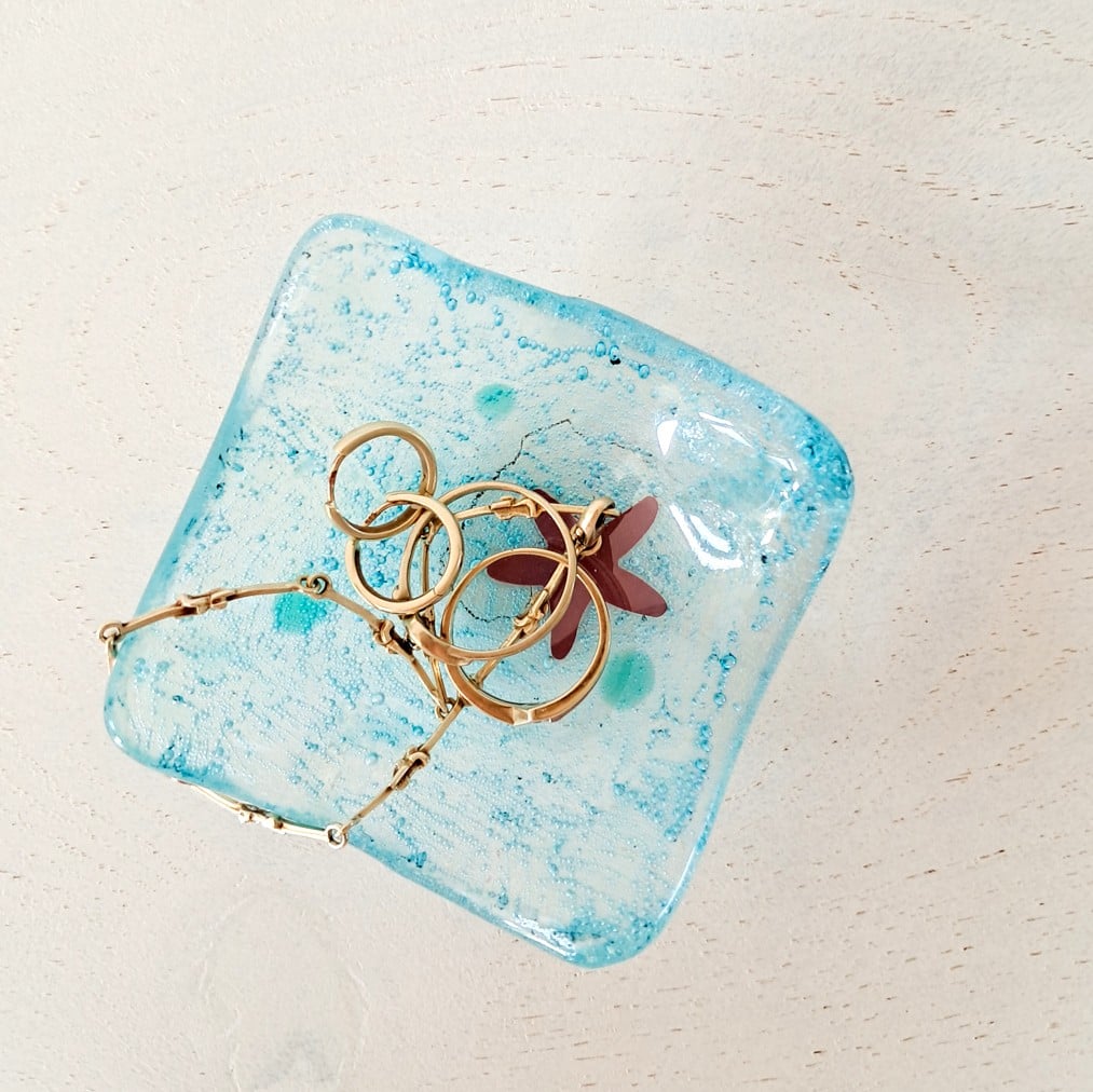 Handgemaakt sieraden schaaltje van glas. Uniek klein glazen schaaltje. - 155884 Handgemaakt sieraden schaaltje van glas. Uniek klein glazen schaaltje.