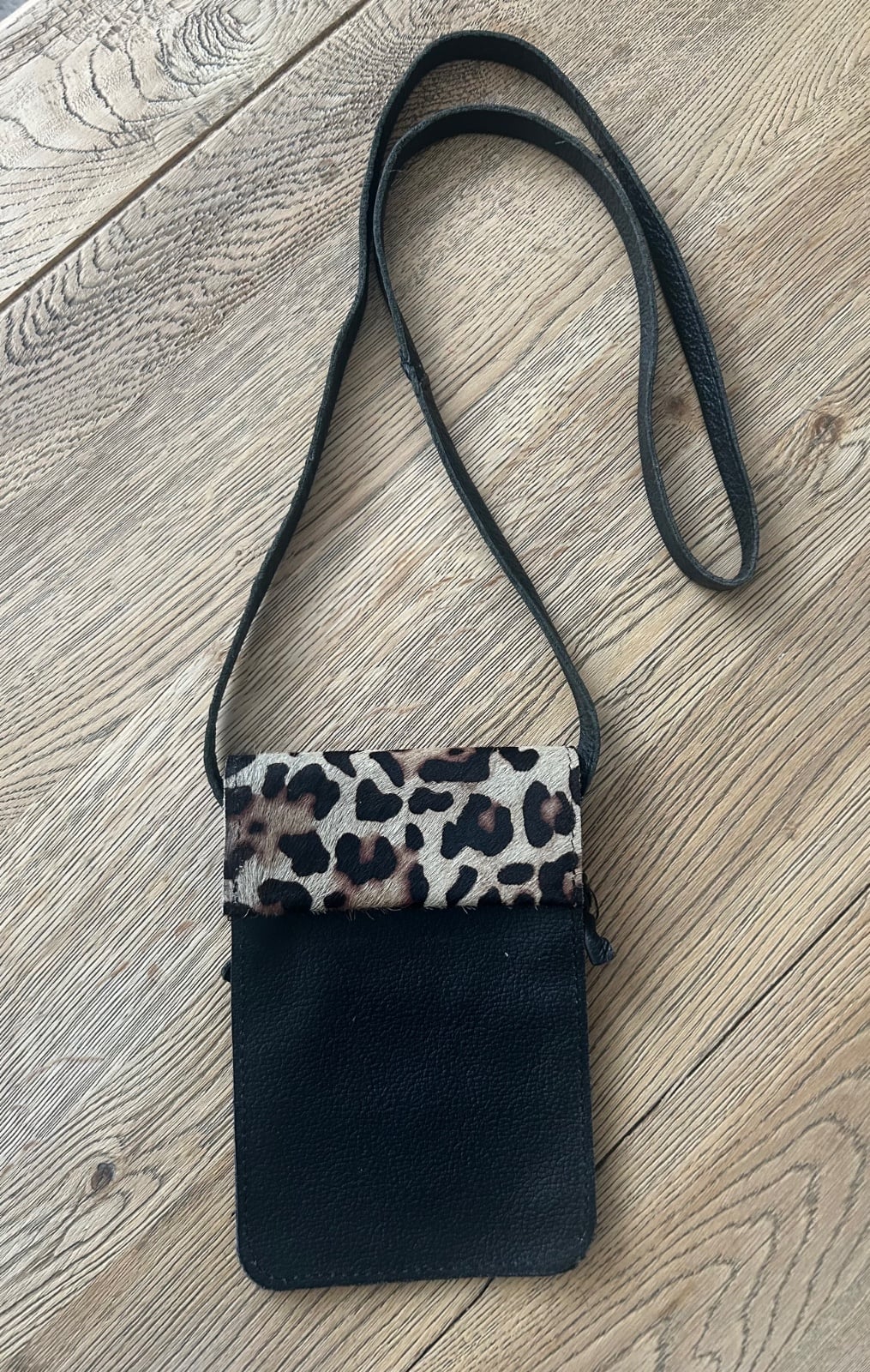 Handgemaakte leren telefoontas met panter klepje.