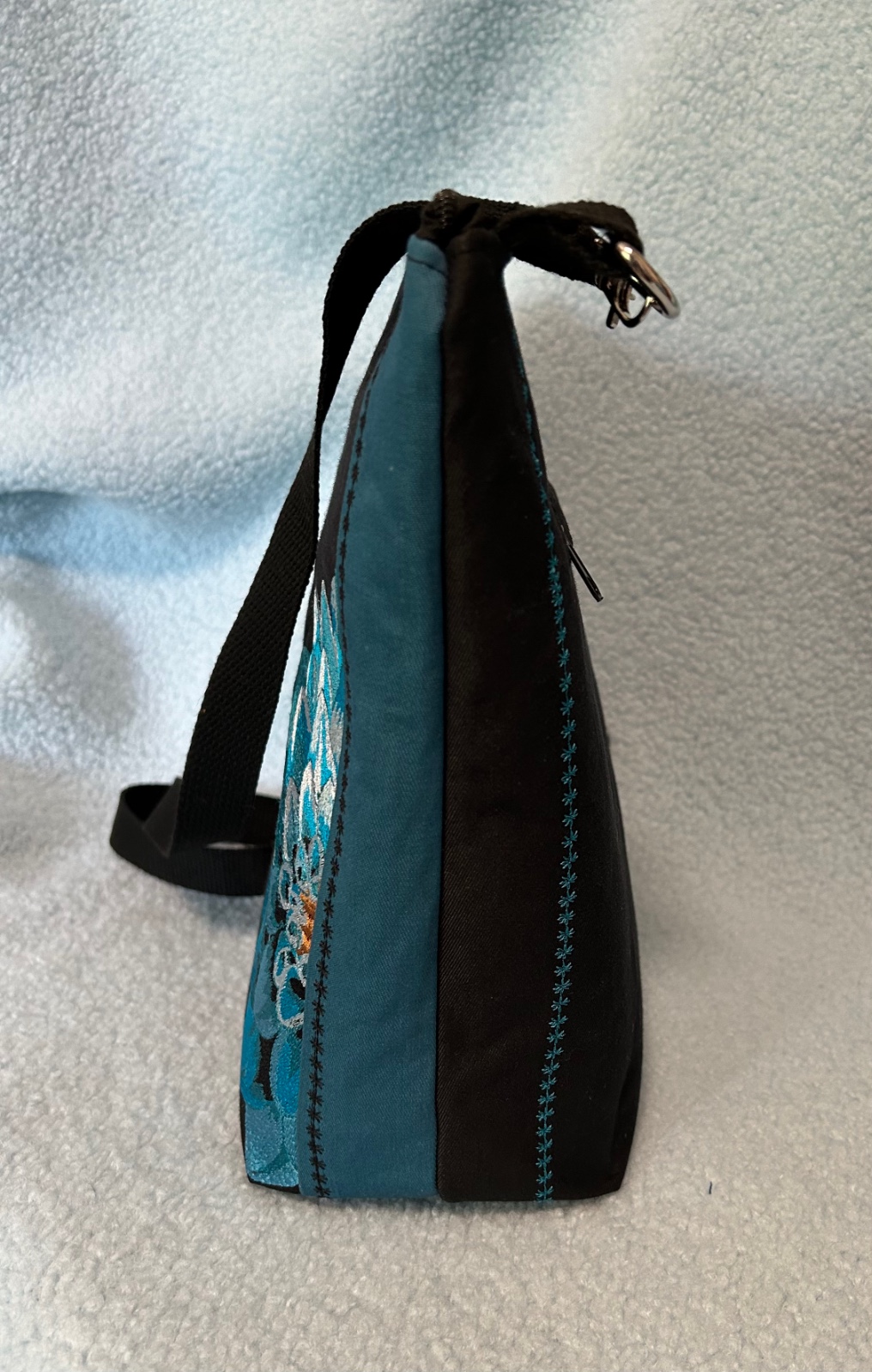 Zwarte schoudertas met geborduurde aqua bloem - 57884.jpeg Zwarte schoudertas met geborduurde aqua bloem