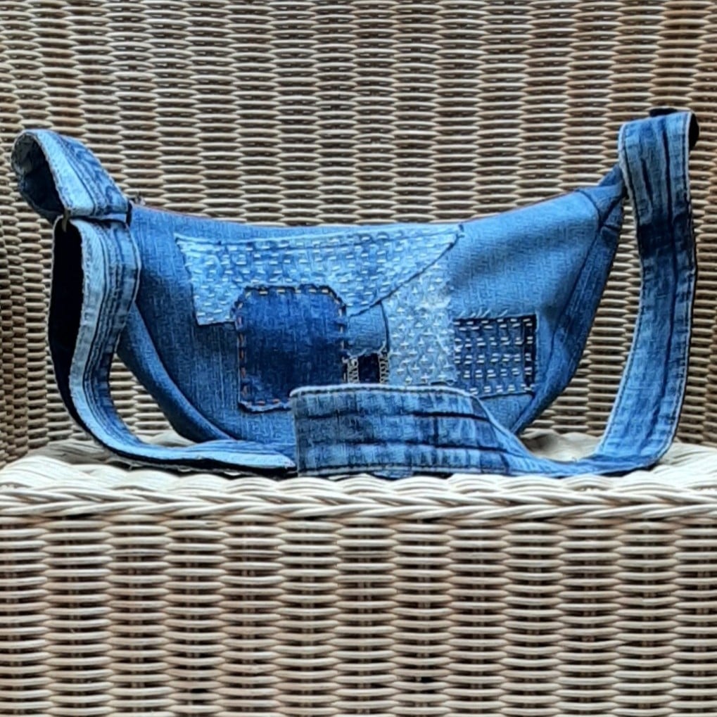 Denim slingbag / crossbodybag donker