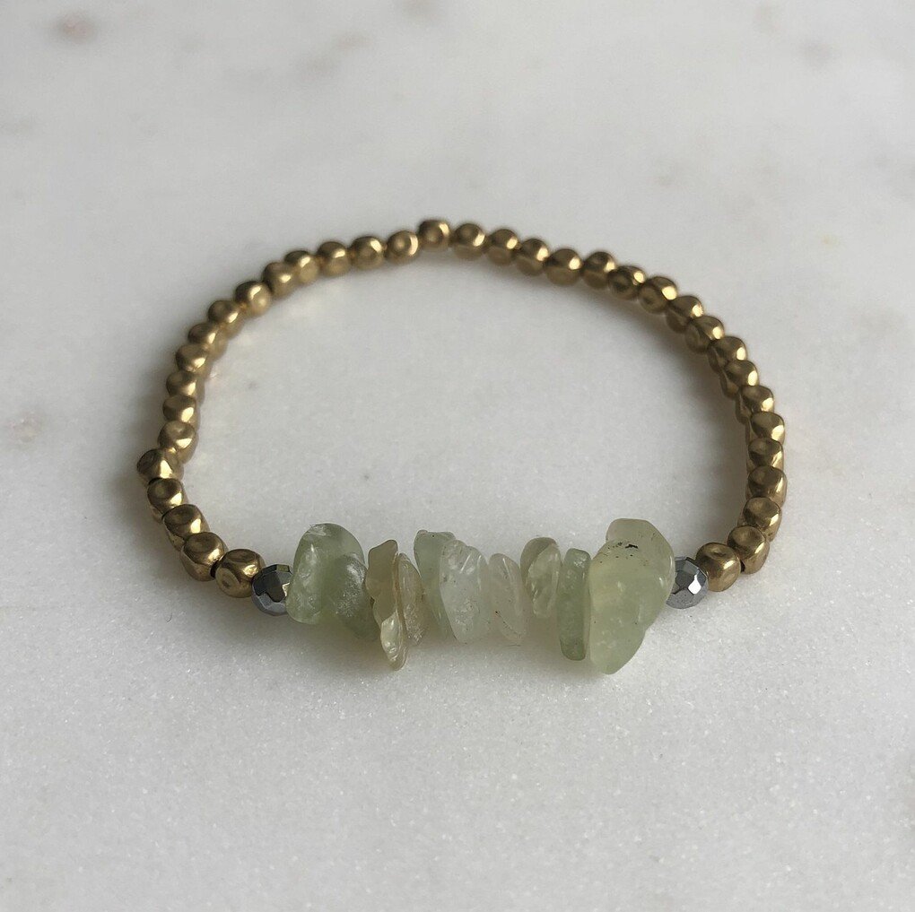 376-36613639-3030-3565-6365-323034623031-v3.jpeg Armbandje met kraaltjes van half-edelsteen, hematiet en vergulde/verzilverde details