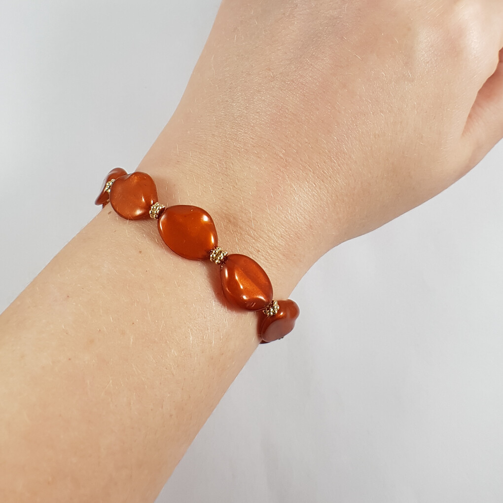 Bruin rood en goud kralen rek armband