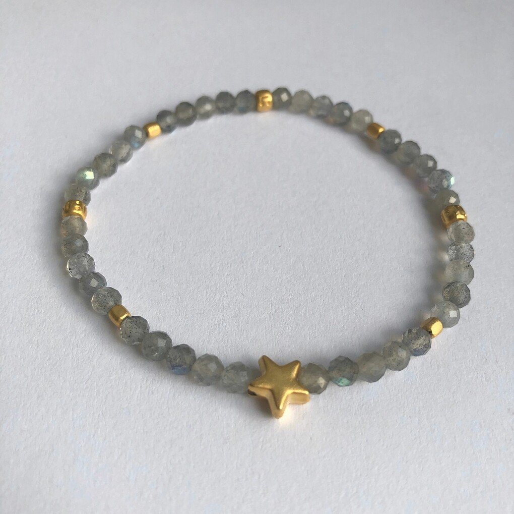 Armbandje met labradoriet en mat vergulde kralen