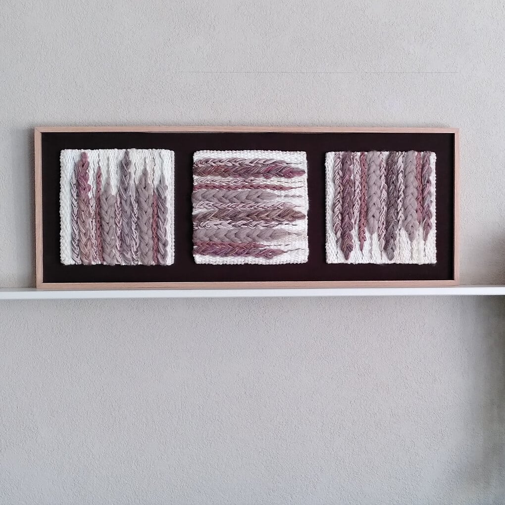 img2023030-63376632-6639-3364-6664-303434393066-v3.jpeg Drie geweven wandkleden op paneel in houten lijst