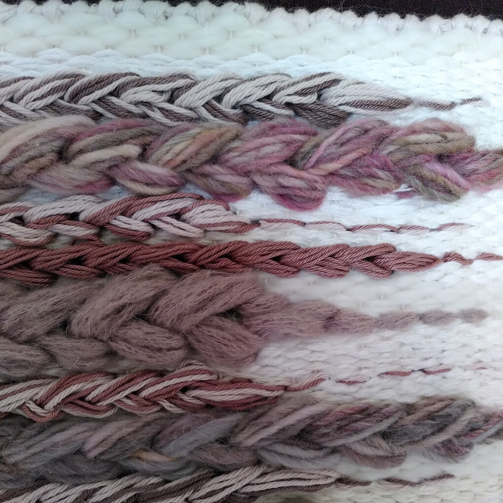 img2023102-61313336-3061-3166-3438-323134633338-v3.jpeg Drie geweven wandkleden op paneel in houten lijst