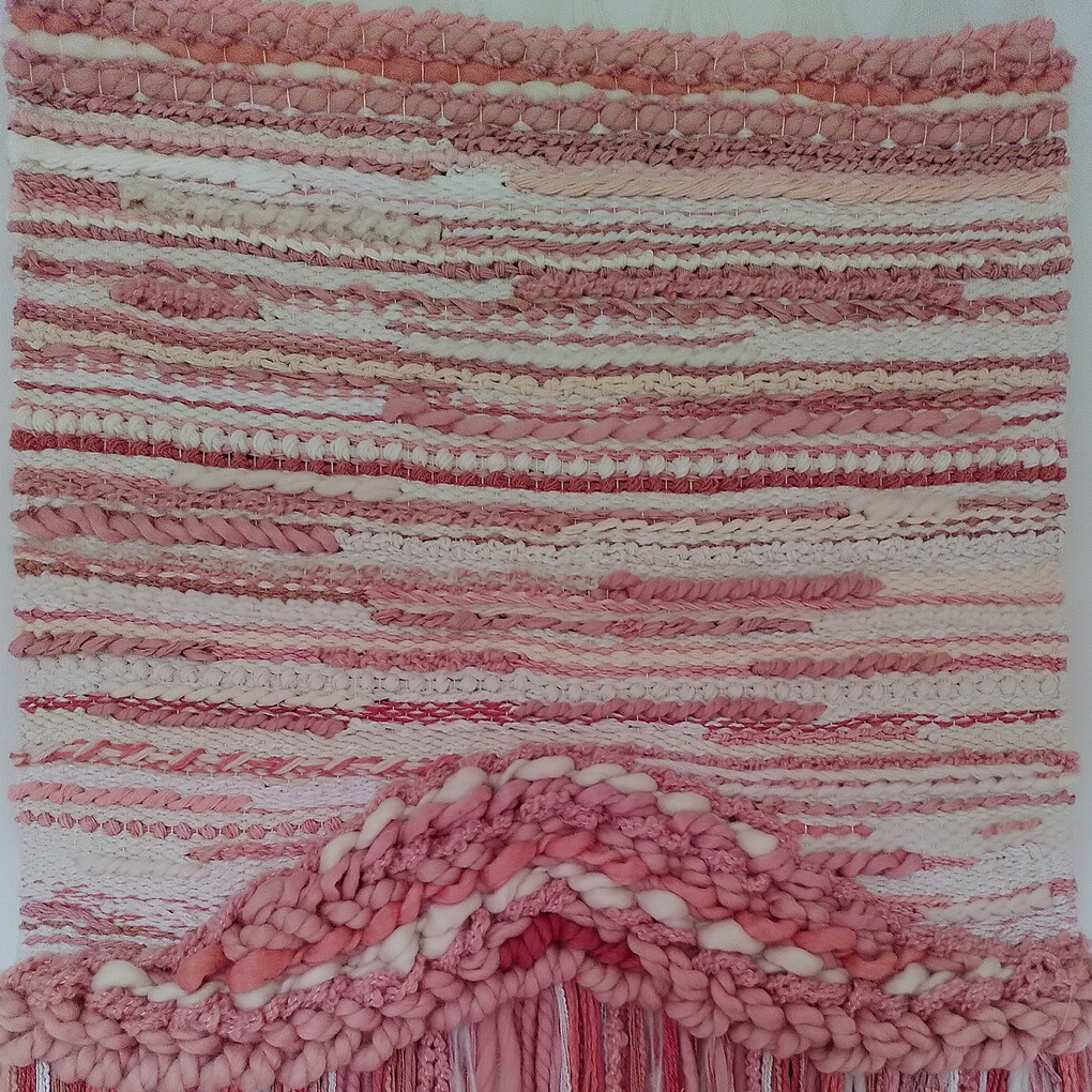 img2023102-65633166-3233-6162-3135-383234393832-v3.jpeg Zalmroze wandkleed aan houten stok