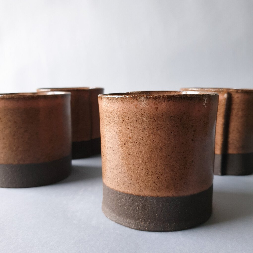 koffiemok-32336231-6462-3337-3834-653934386238-v3.jpeg Handgemaakte koffiemok van keramiek met roze glazuur