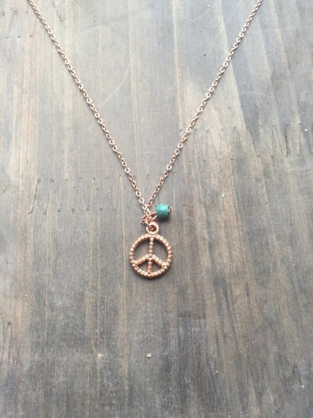 Roségoud vergulde ketting met peace-teken en turquoise kraal