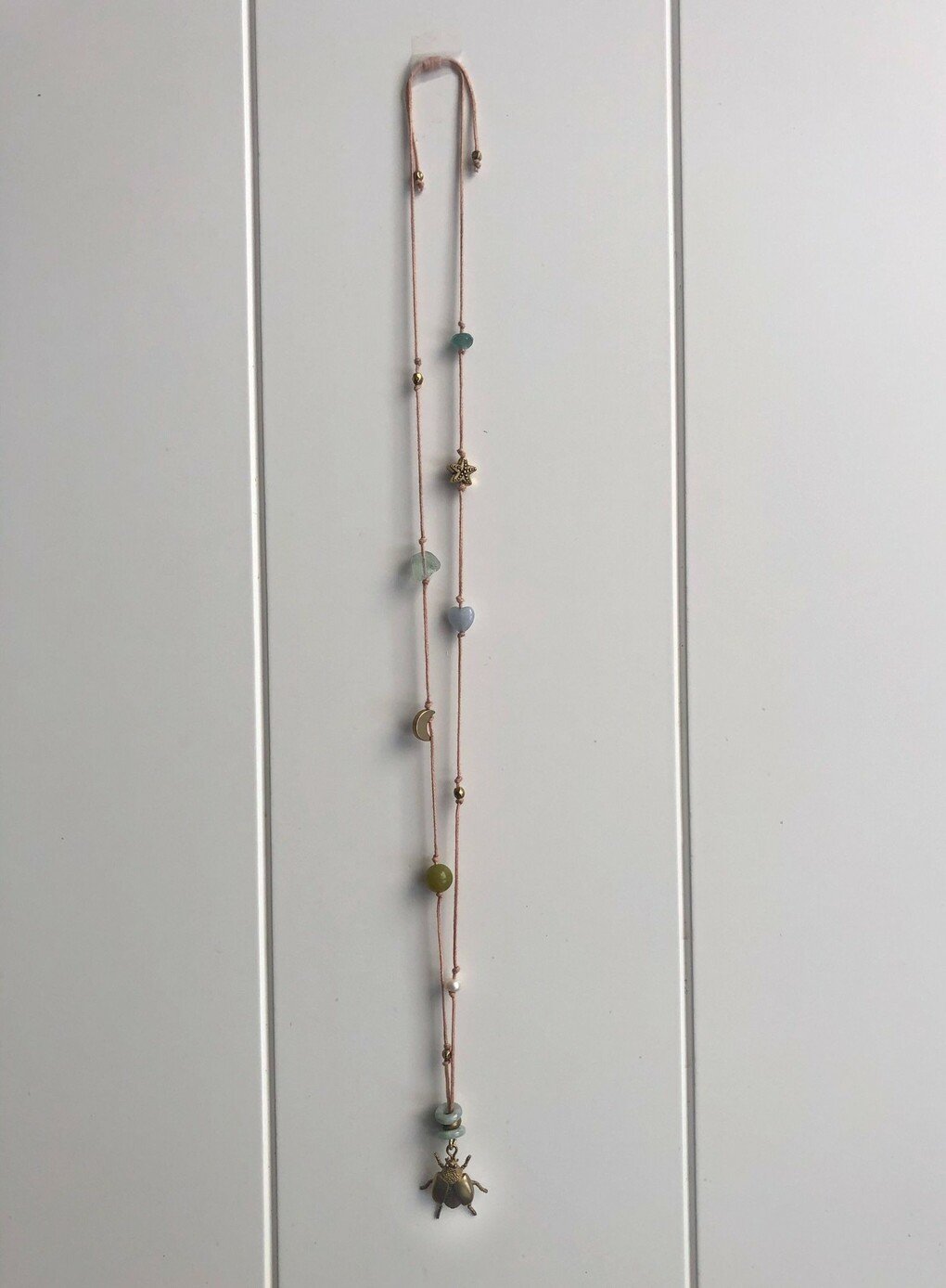 j5gfu-34376430-3830-3165-3738-373934613261-v3.jpeg Lange geknoopte ketting met diverse soorten half-edelstenen en hanger in de vorm van een kever