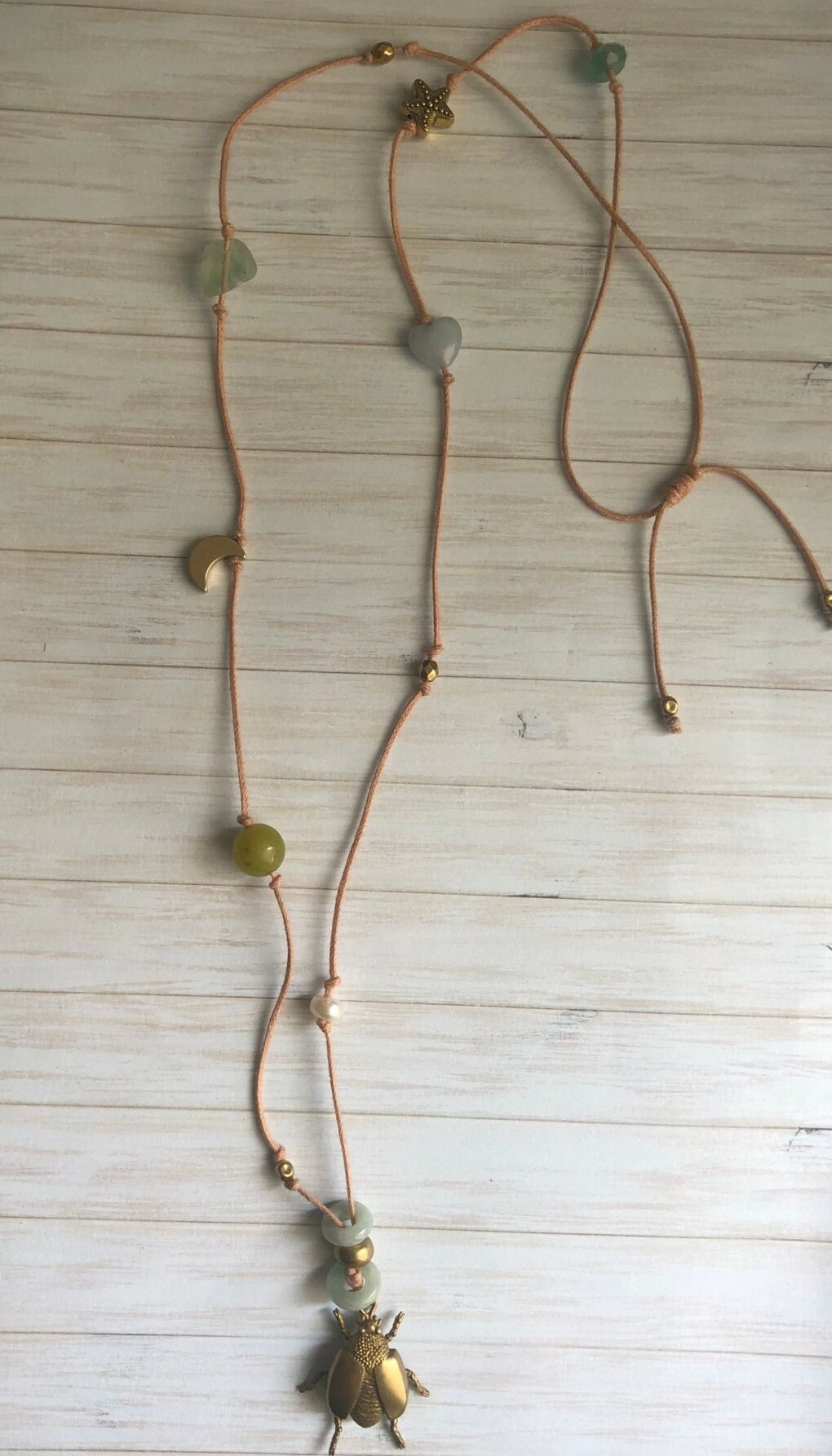nrn80k-64613031-6439-6261-3165-383734353837-v3.jpeg Lange geknoopte ketting met diverse soorten half-edelstenen en hanger in de vorm van een kever