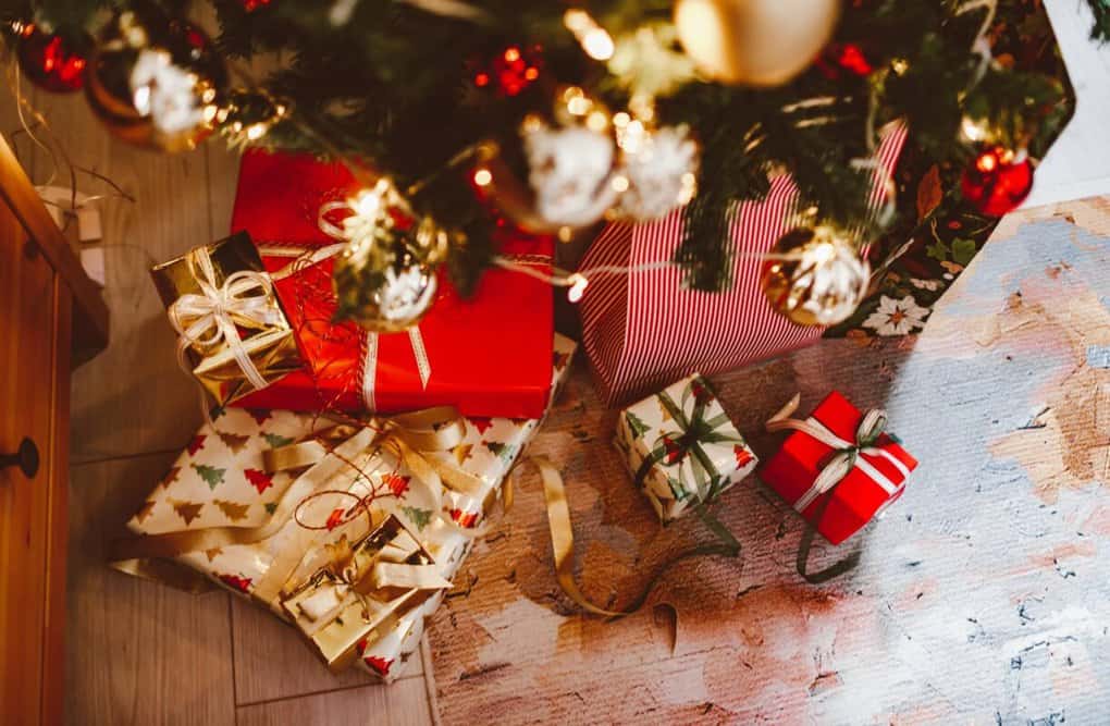 Kerstkado's onder de boom