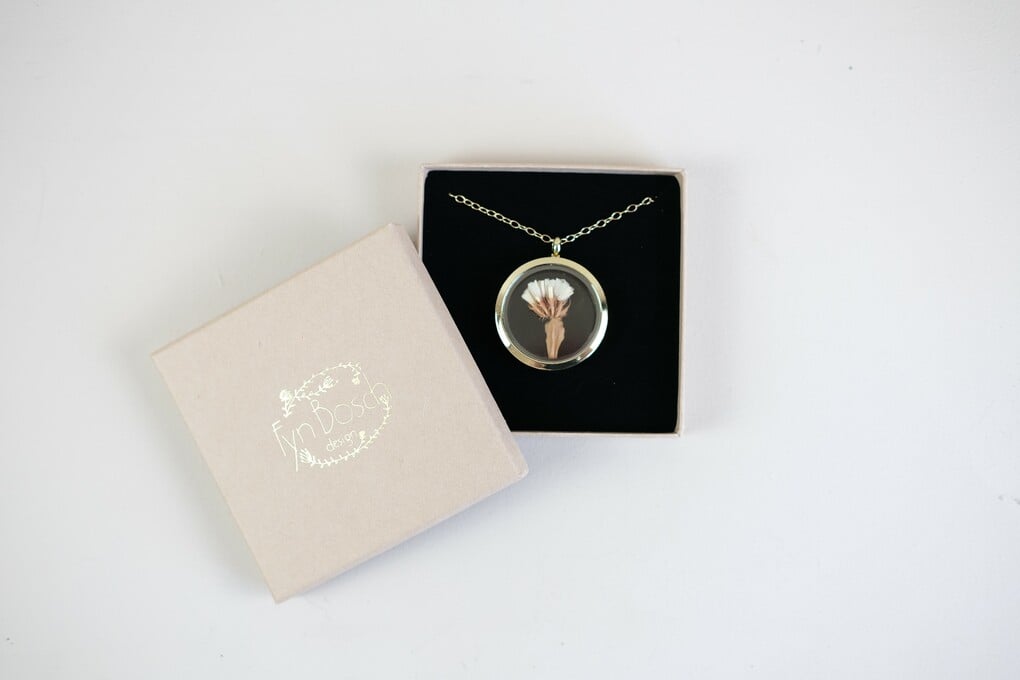 4dbyd-61656538-6564-6531-6635-636634616133-v3-1.jpeg Gouden Bloemen Ketting met Zee Lavendel