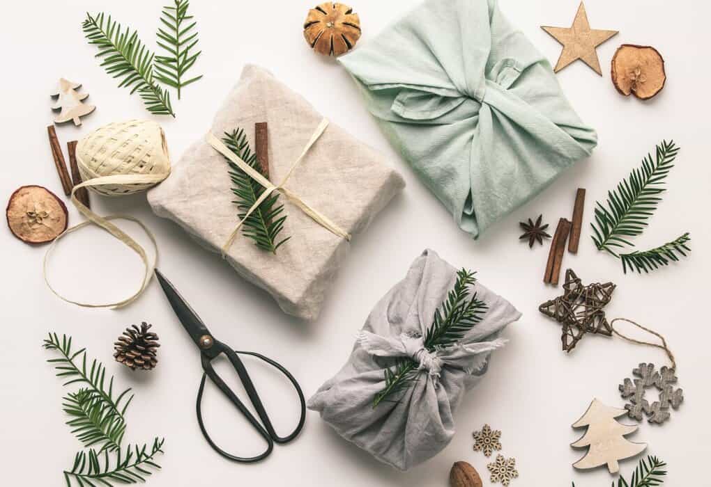 kerstcadeaus ingepakt met stof