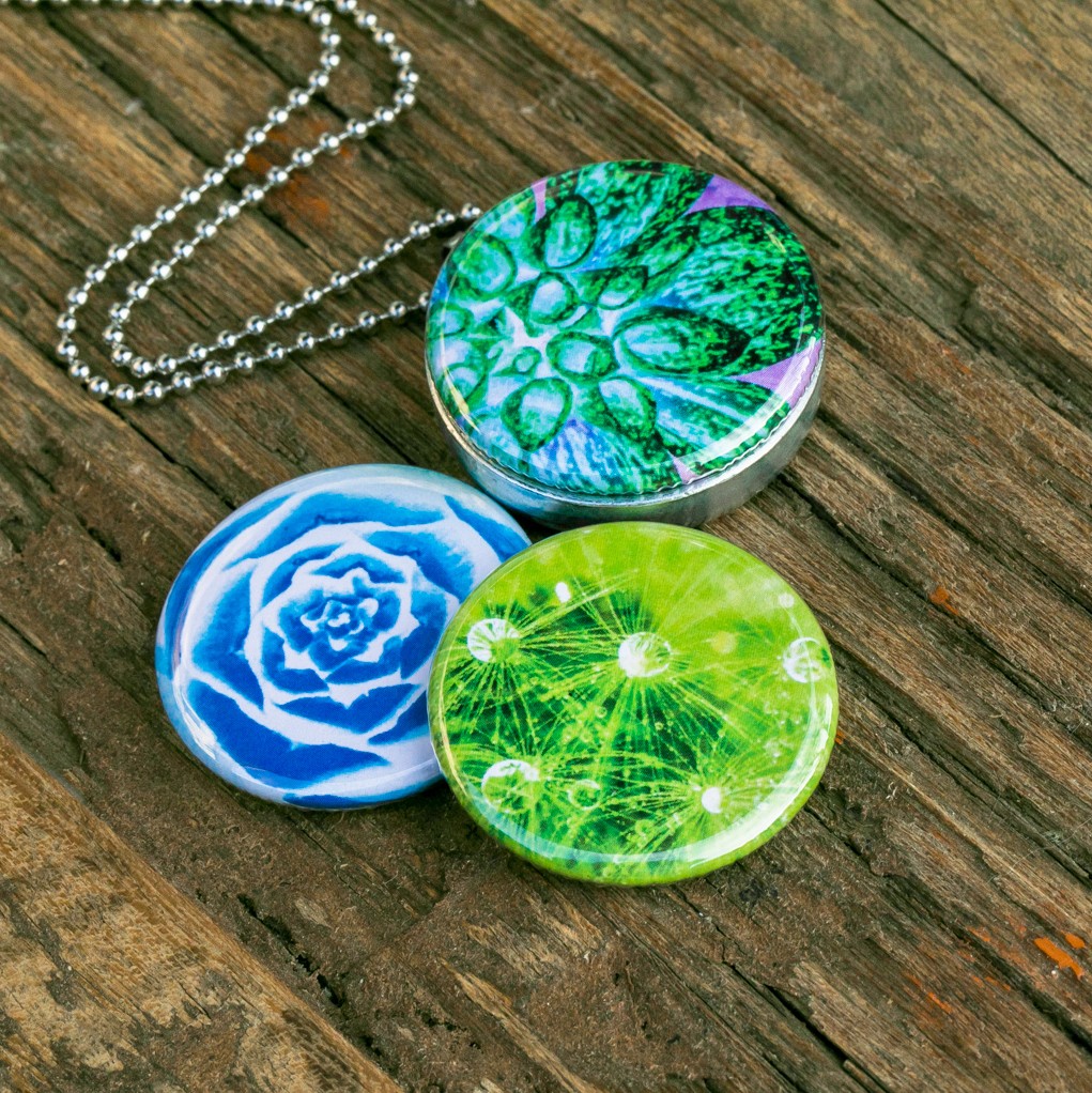 Fotomedaillon ketting met drie verschillende verwisselbare voorkanten met close up foto`s van buitenaards aandoende bloemen,nachtbloemen.Magisch magnetisch medaillon. Voor het dicht bij je dragen van je favoriete foto.
