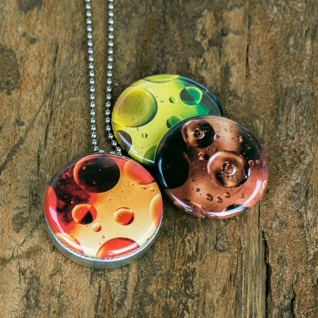 Fotomedaillon ketting/medaillon ketting met close up van olie bellen, in oranje,bruin en groen gele tinten. Roest vrij stalen ketting,rvs medaillon,roestvrij staal medaillon. Voor het dicht bij je dragen van je favoriete foto.