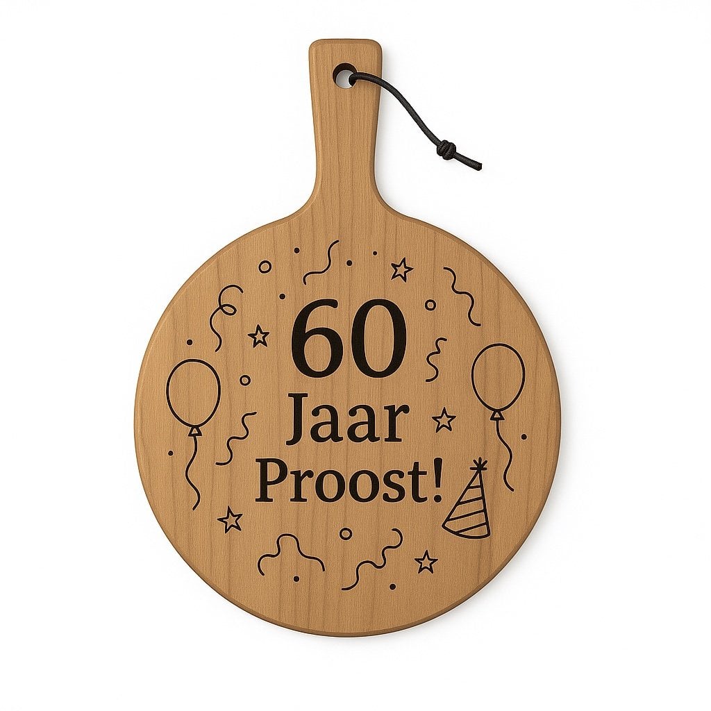 Ronde houten borrelplank met handvat Ø29,5 cm – Gravure 60 jaar Pr… - 97319 Ronde houten borrelplank met handvat Ø29,5 cm – Gravure 60 jaar Proost! – Cadeau verjaardag of jubileum